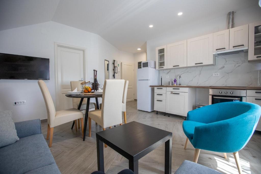 Kuchyň nebo kuchyňský kout v ubytování Apartmani Jančić