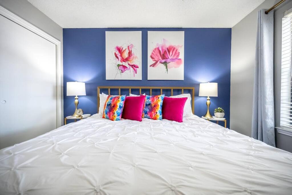 Postel nebo postele na pokoji v ubytování Entire Place Wi-fi Washer Dryer 4kTV Pets Allowed #615