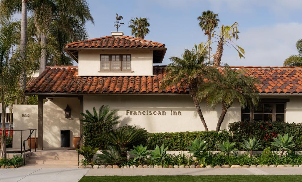 un edificio con un cartel de posada franciscana en The Franciscan Hotel, en Santa Bárbara