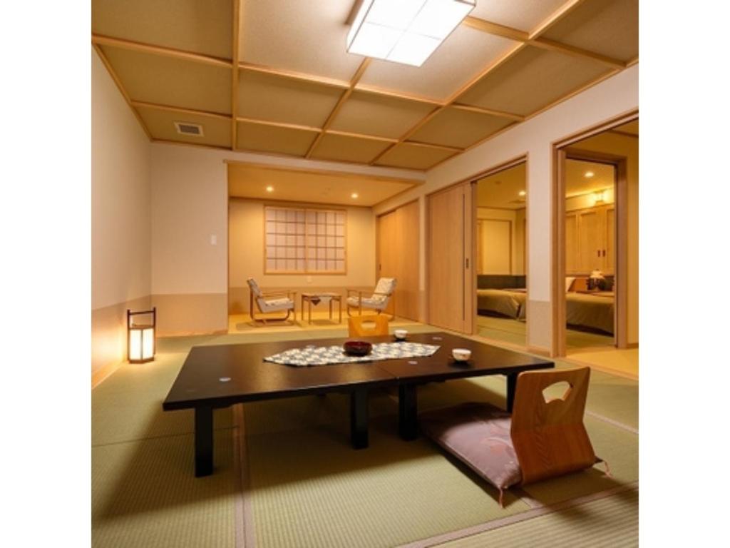 a dining room with a table and chairs at Oyasukyo Onsen Ryokan Tarobee - Vacation STAY 56803v in Yuzawa