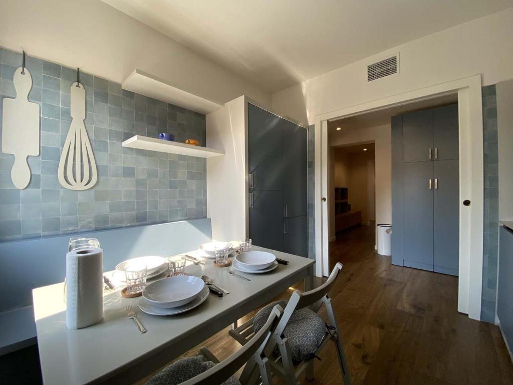 una cocina con una mesa con platos. en Ca' Magna Apartment en Venecia