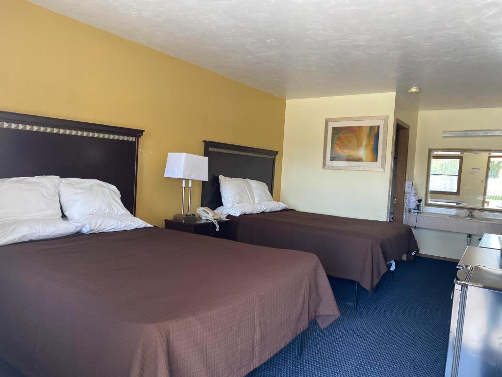 um quarto de hotel com duas camas e uma janela em Value Inn em Murphysboro