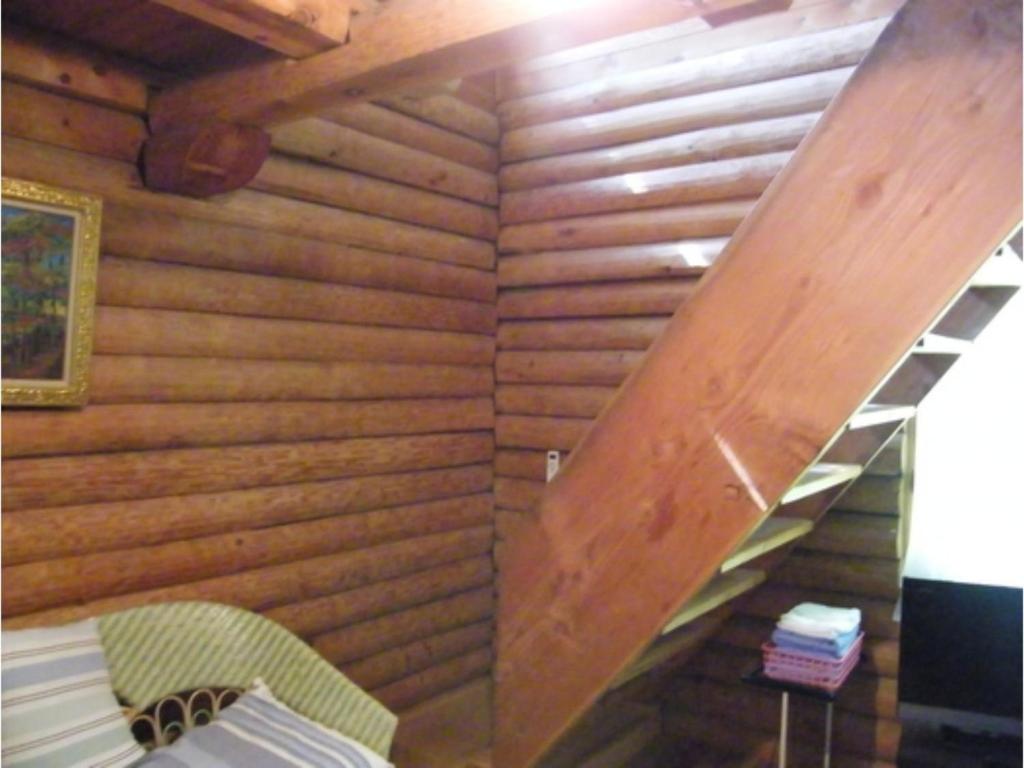Habitación con pared de madera y escalera. en Karuizawa Sunny Village - Vacation STAY 57949v en Karuizawa