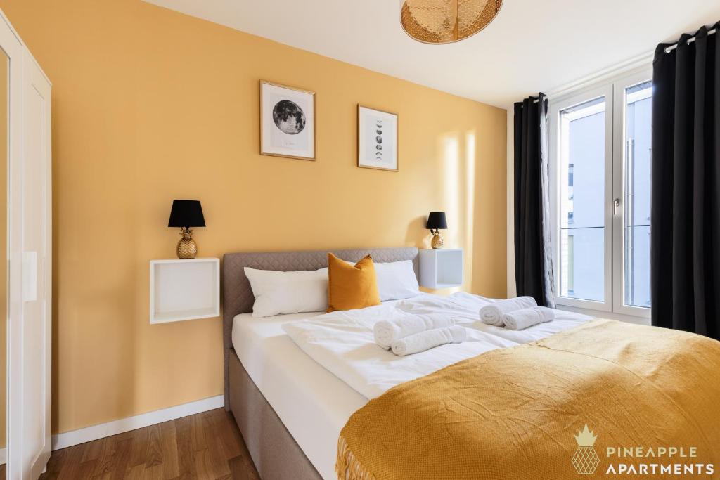 um quarto com uma cama grande e uma janela em Pineapple Apartments Dresden Altstadt III - 91 qm - 1x free parking em Dresden