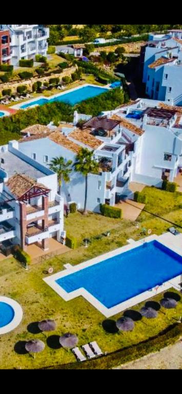 Basen w obiekcie Los Robles de Los Arqueros golf 3 bedrooms apartment. lub w pobliżu