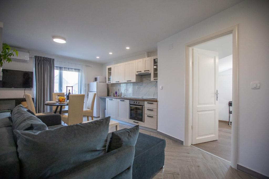 Kuchyň nebo kuchyňský kout v ubytování Apartmani Jančić