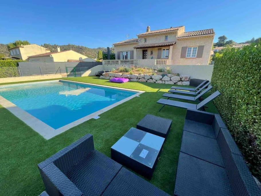 een huis met een zwembad in de tuin bij Bâtisse Provençale in Gréoux-les-Bains