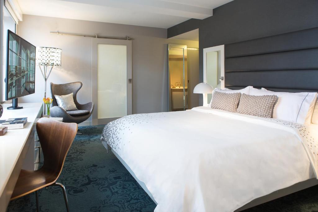 Postel nebo postele na pokoji v ubytování Renaissance Albany Hotel