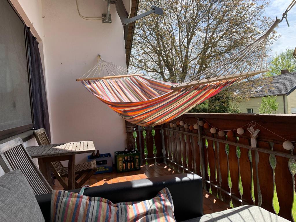 una hamaca está colgada en un balcón en Appartement Biberach, en Biberach an der Riß