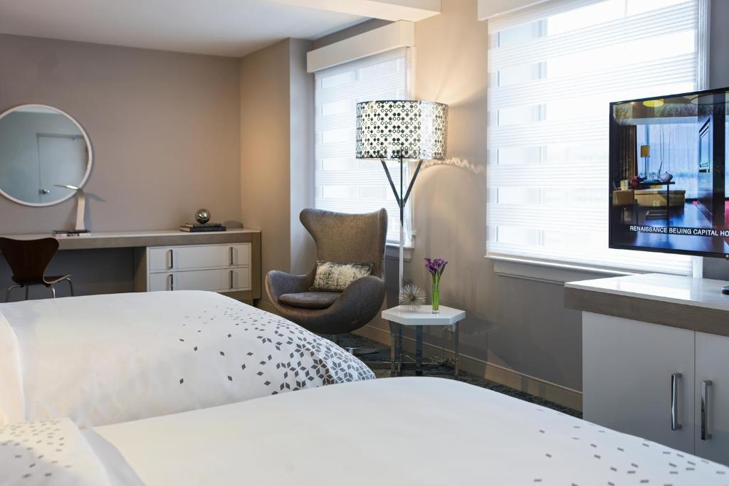 Postel nebo postele na pokoji v ubytování Renaissance Albany Hotel