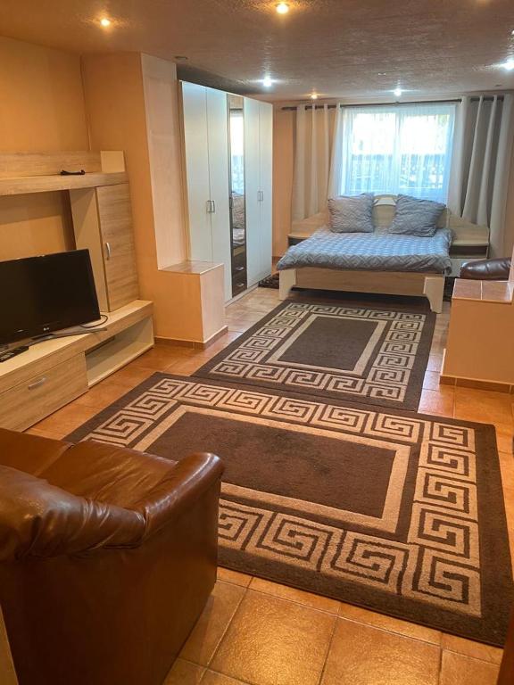 un ampio soggiorno con divano e TV di Casa Ionela a Cluj-Napoca