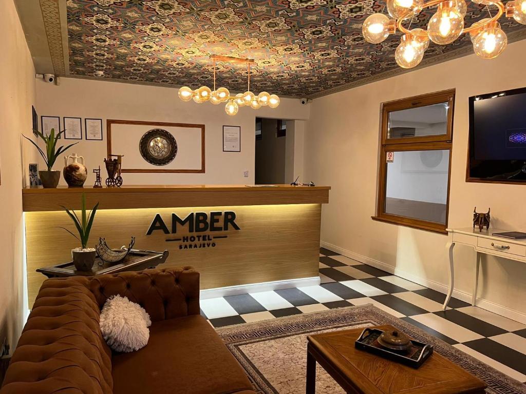 TV a/nebo společenská místnost v ubytování Amber Hotel