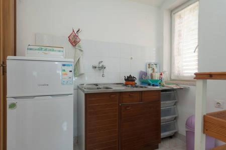 Kuchyň nebo kuchyňský kout v ubytování Cosy studio-apartment near the sea