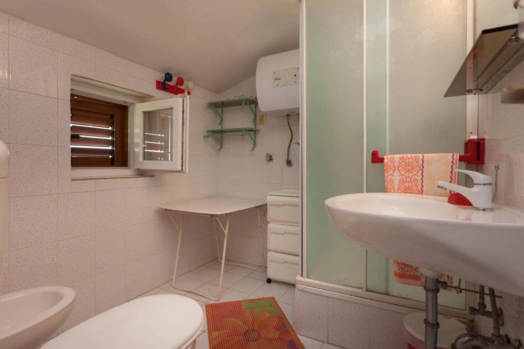 Koupelna v ubytování Cosy studio-apartment near the sea