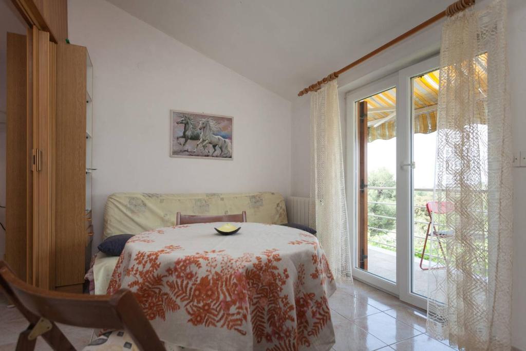 Postel nebo postele na pokoji v ubytování Cosy studio-apartment near the sea
