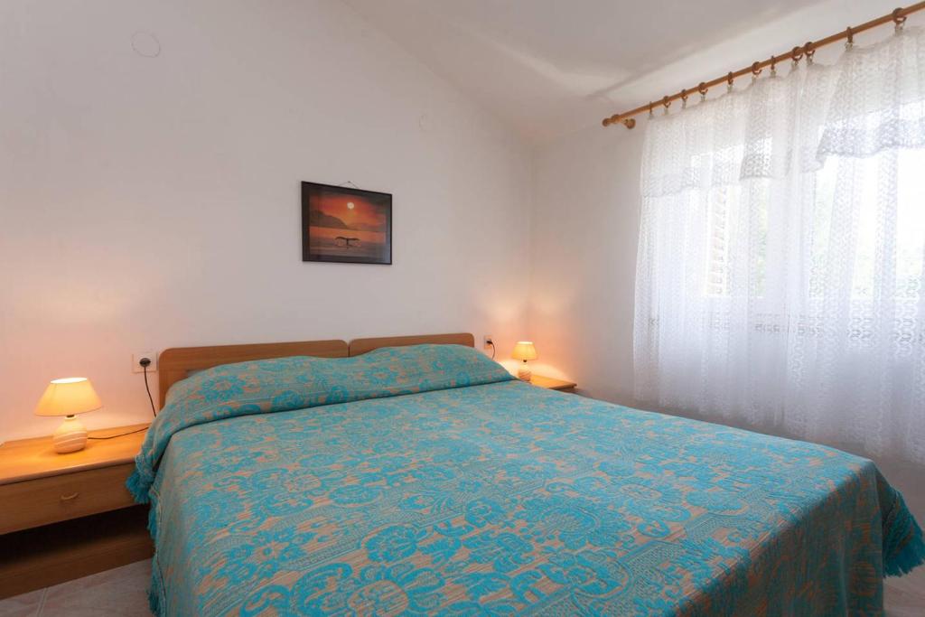 Postel nebo postele na pokoji v ubytování Cosy studio-apartment near the sea