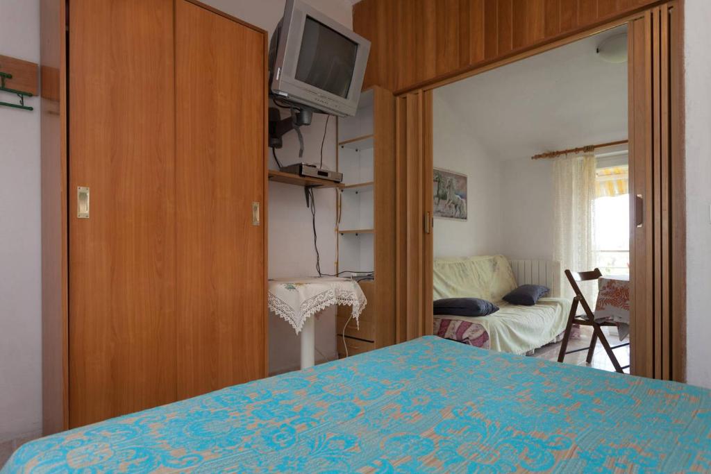 TV a/nebo společenská místnost v ubytování Cosy studio-apartment near the sea