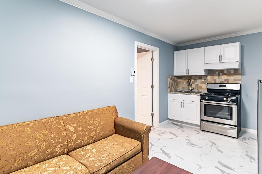 Boardwalk Hotel Charlee & Apartments Beach Hotel Oceanfront photo