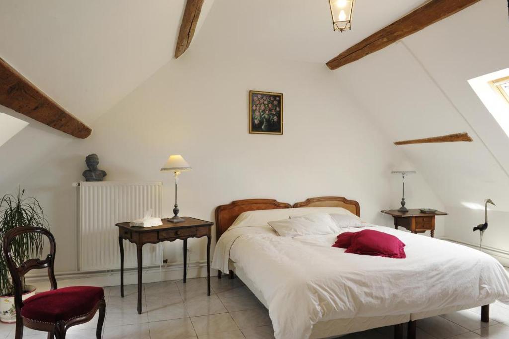 1 dormitorio con 1 cama, 1 mesa y 1 silla en Le gite du passage, en Romilly-sur-Seine