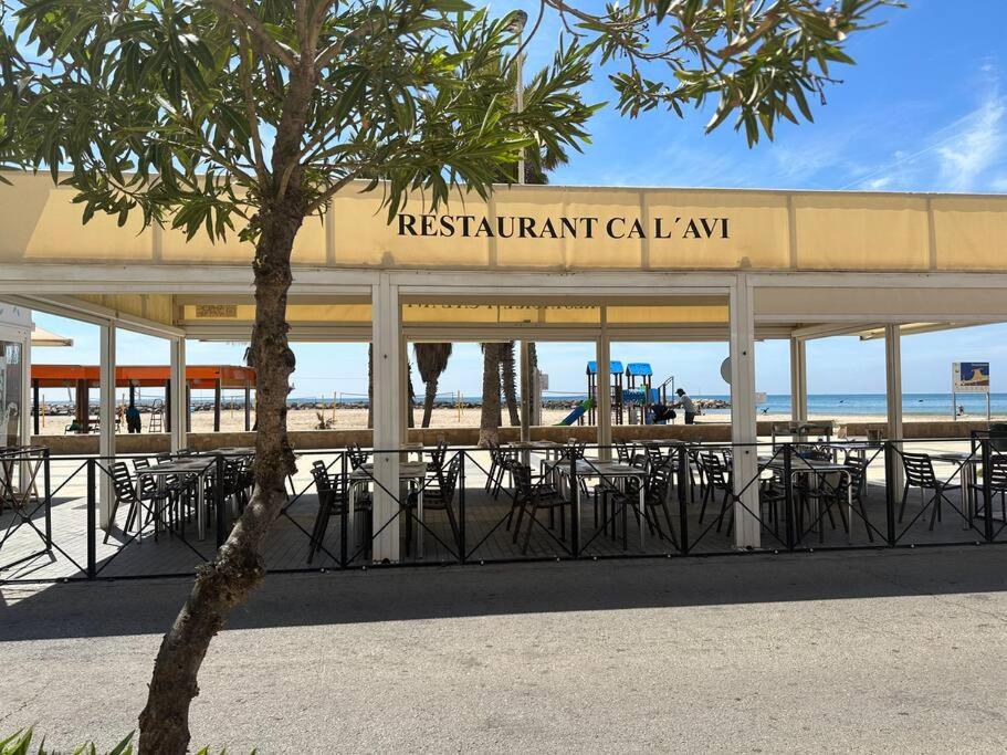Restaurace v ubytování Cunit, front line with sea view