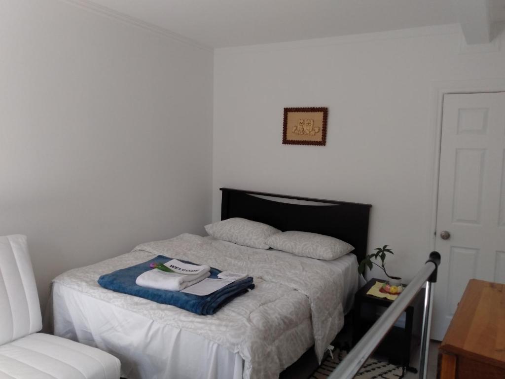 Postel nebo postele na pokoji v ubytování Healing Touch Holistic Living Space