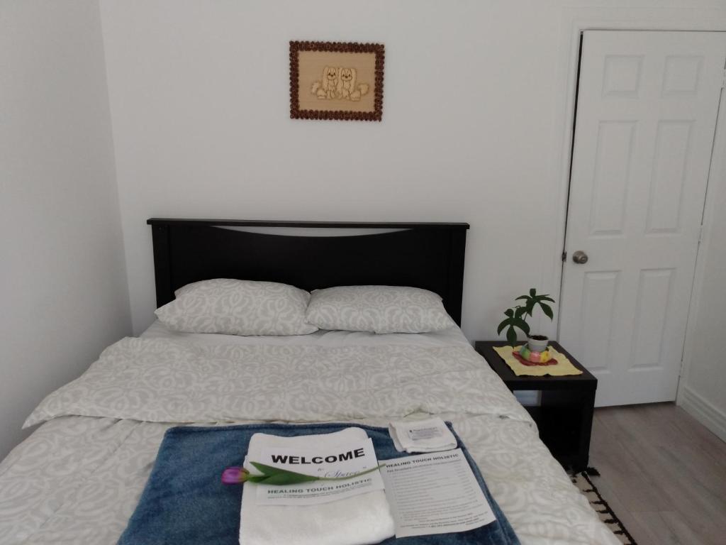 Postel nebo postele na pokoji v ubytování Healing Touch Holistic Living Space