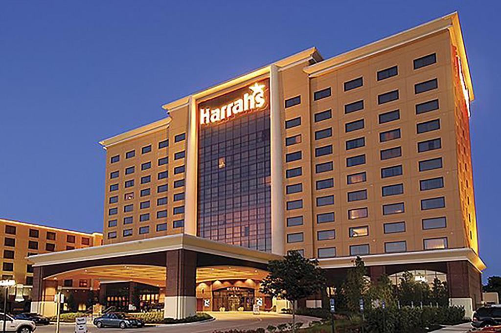 um hotel com um sinal hilton na frente dele em Harrah's Kansas City Hotel & Casino em Kansas City