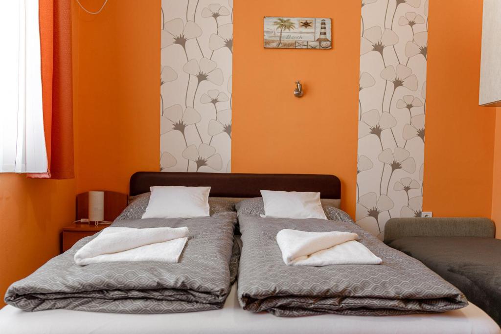 1 dormitorio con 2 camas con almohadas en Piknik Vendégház, en Bogács