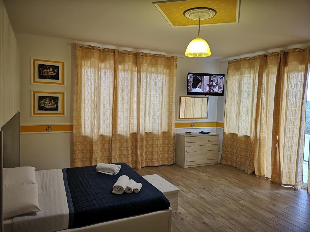 sypialnia z łóżkiem i telewizorem w obiekcie La Casa di Alfonso w mieście Marina di Camerota