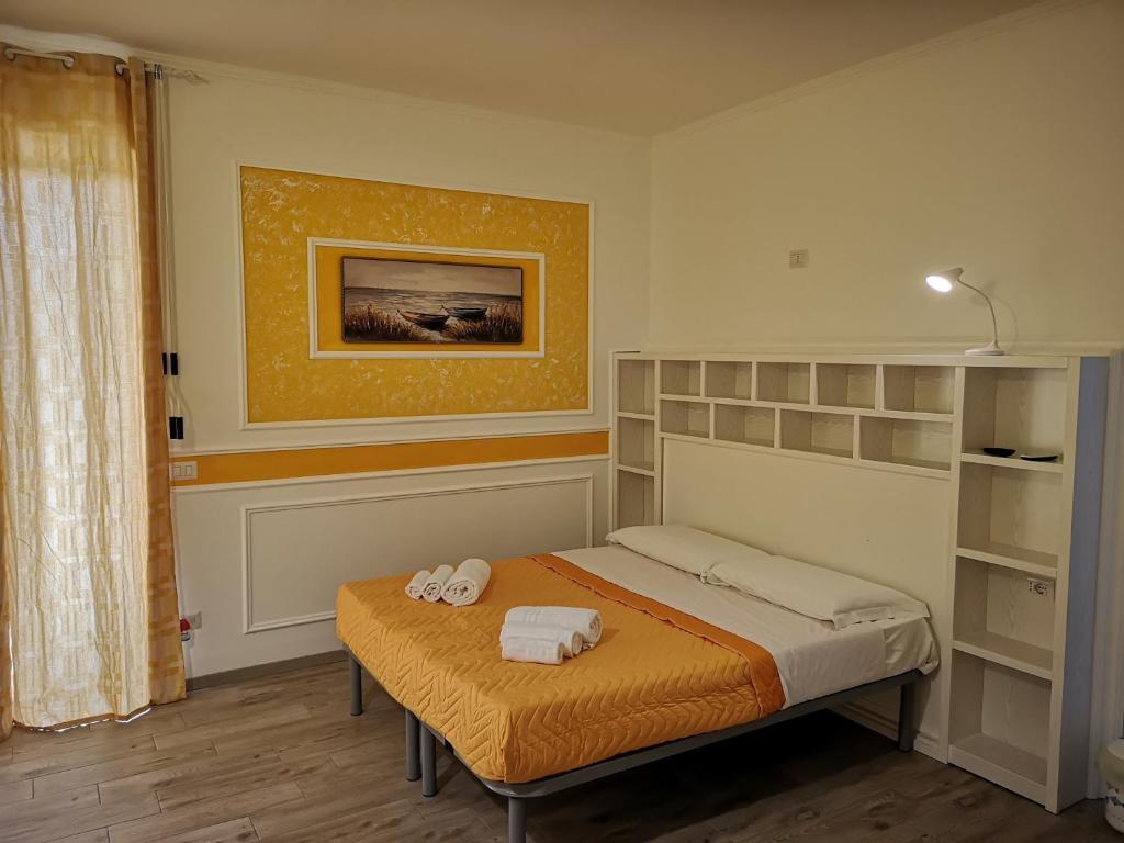Łóżko lub łóżka w pokoju w obiekcie La Casa di Alfonso