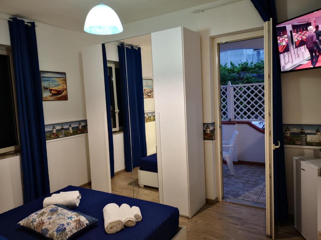 Łóżko lub łóżka w pokoju w obiekcie La Casa di Alfonso