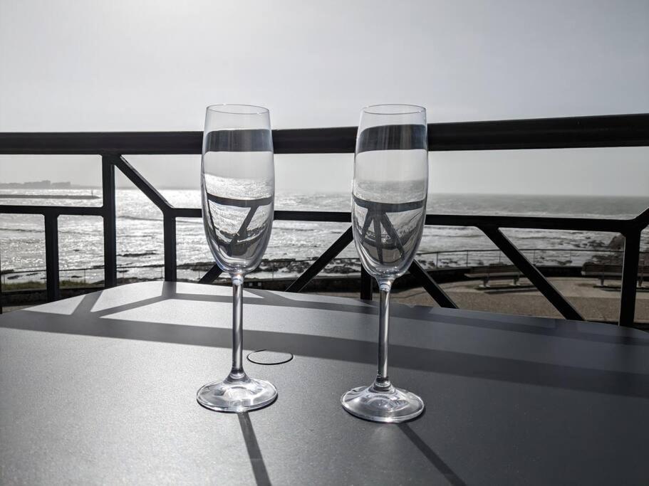 dois copos de vinho em cima de uma mesa em St Gilles Appartement face mer em Saint-Hilaire-de-Riez