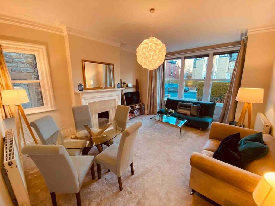 un soggiorno con tavolo e sedie di Garden Apartment, Central Harrogate with parking a Harrogate