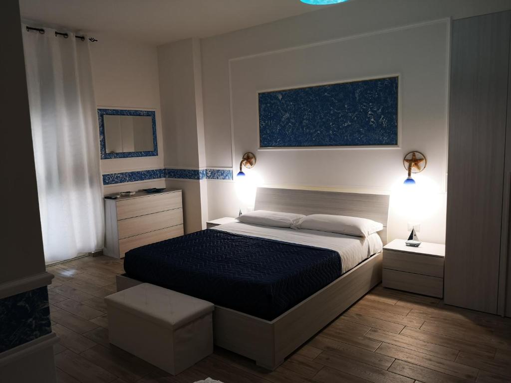 Łóżko lub łóżka w pokoju w obiekcie La Casa di Alfonso