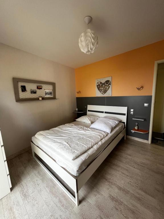una camera con un grande letto di Le Sableau a Beauvoir-sur-Mer