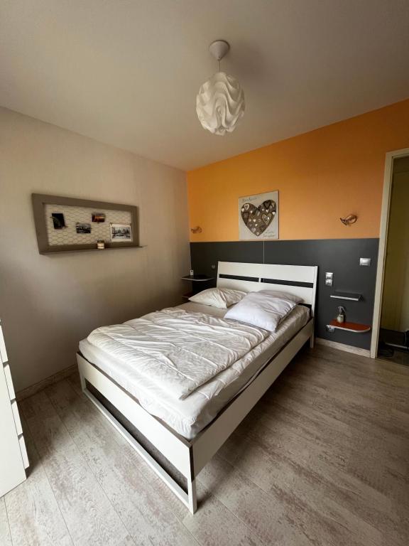 a bedroom with a large bed in a room at Le Sableau in Beauvoir-sur-Mer