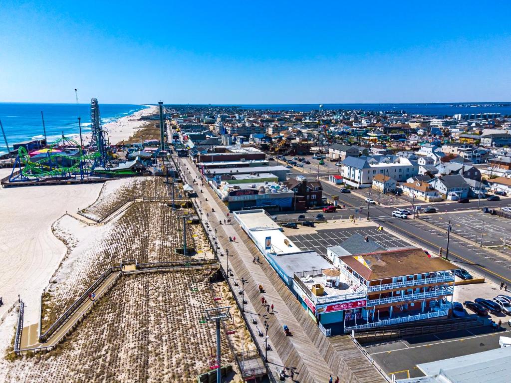 Boardwalk Hotel Charlee & Apartments Beach Hotel Oceanfront photo