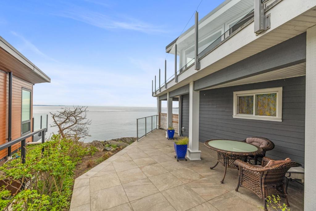 10 Mile Point Port Side Oceanfront Suite, Victoria (updated prices 2024)