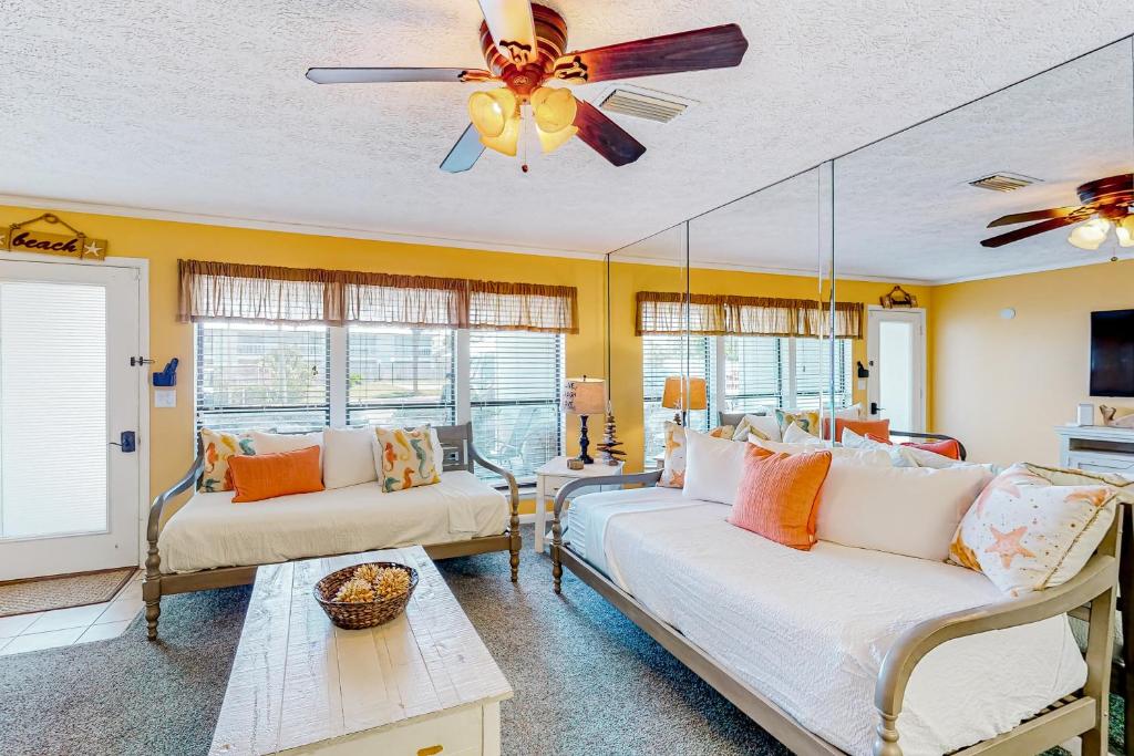 uma sala de estar com 2 sofás e uma ventoinha de tecto em Southwinds III - H2 em Panama City Beach