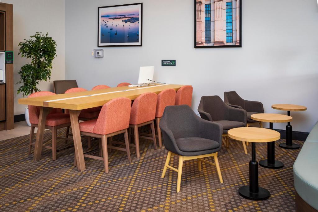 Posezení v ubytování Holiday Inn Victoria - Elk Lake by IHG