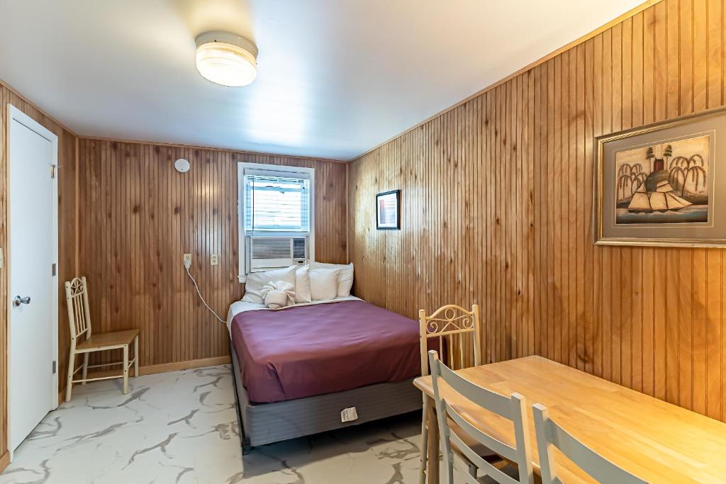 Postel nebo postele na pokoji v ubytování Boardwalk Sand & Surf Beach Hotel Oceanfront