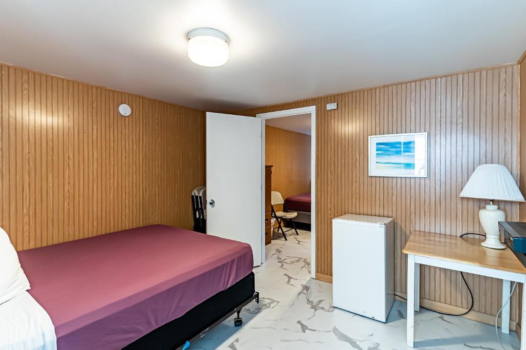 Postel nebo postele na pokoji v ubytování Boardwalk Sand & Surf Beach Hotel Oceanfront