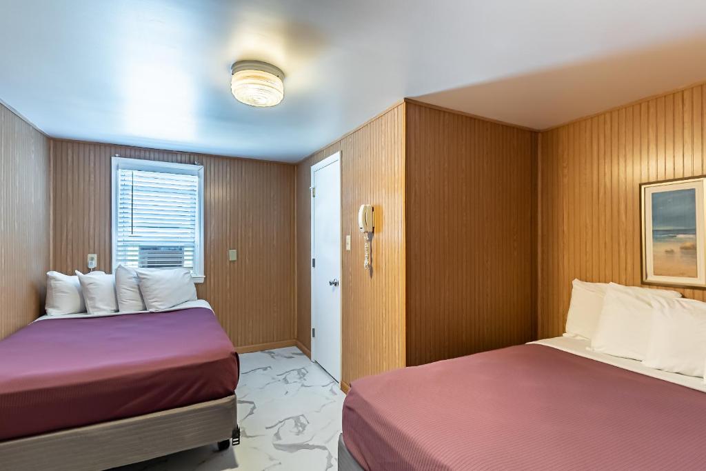 Postel nebo postele na pokoji v ubytování Boardwalk Sand & Surf Beach Hotel Oceanfront