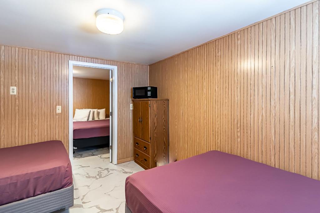 Postel nebo postele na pokoji v ubytování Boardwalk Sand & Surf Beach Hotel Oceanfront
