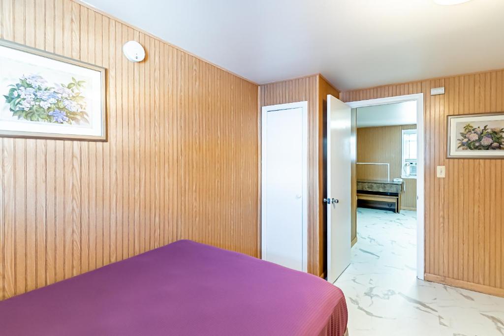 Postel nebo postele na pokoji v ubytování Boardwalk Sand & Surf Beach Hotel Oceanfront