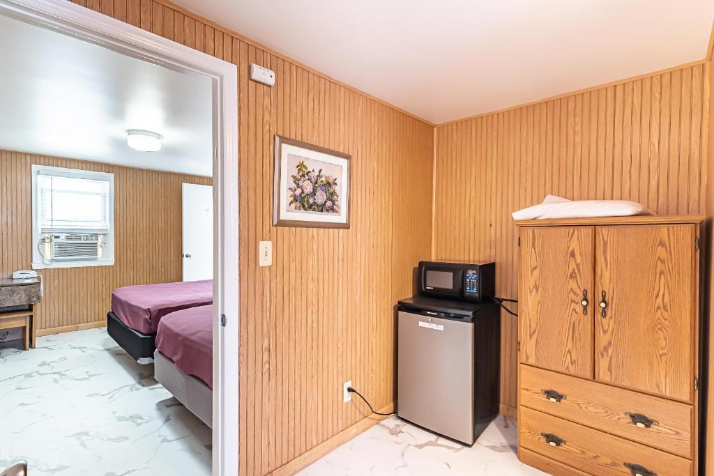 Postel nebo postele na pokoji v ubytování Boardwalk Sand & Surf Beach Hotel Oceanfront