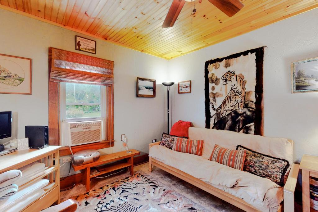 ein Wohnzimmer mit einem Sofa und einem TV in der Unterkunft Hazen's Hideaway in North Hero