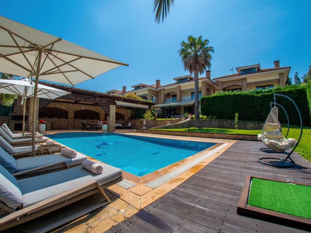 Bazén v ubytování Sani Villa Lili 5 nebo v jeho okolí