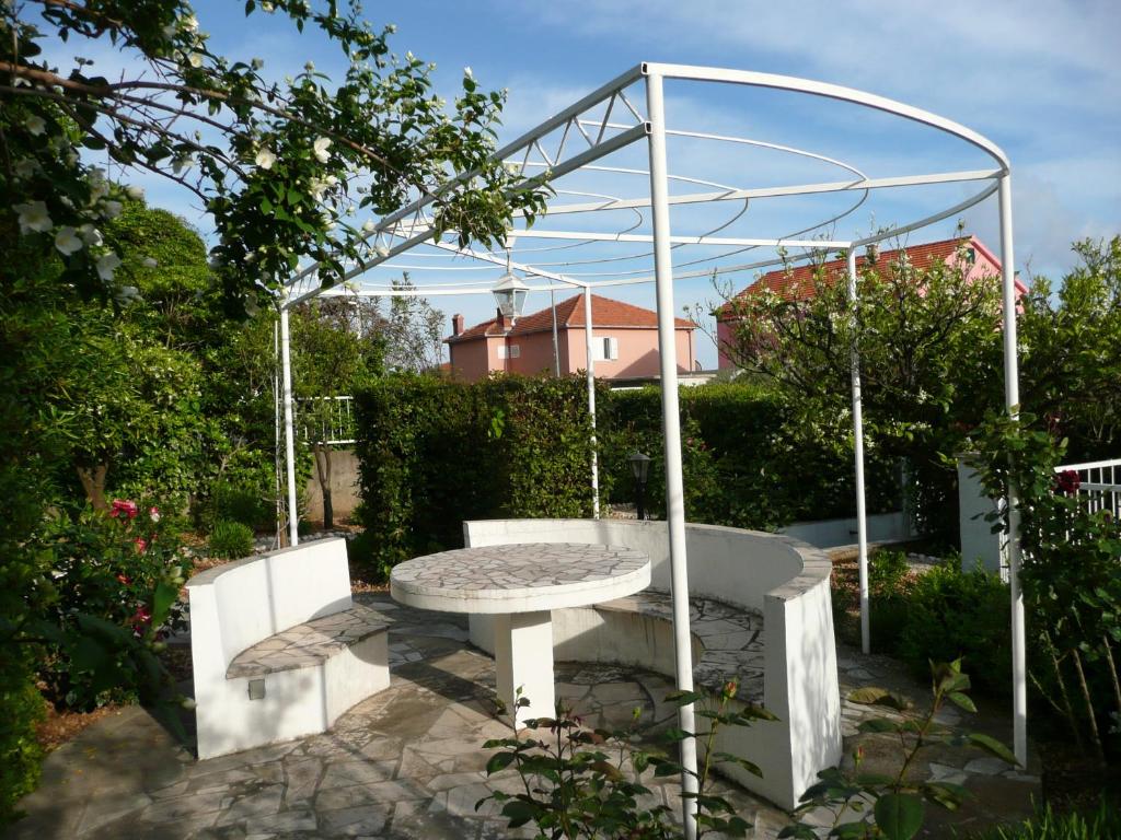 Vonkajšia záhrada v ubytovaní Apartment Nima Orebic