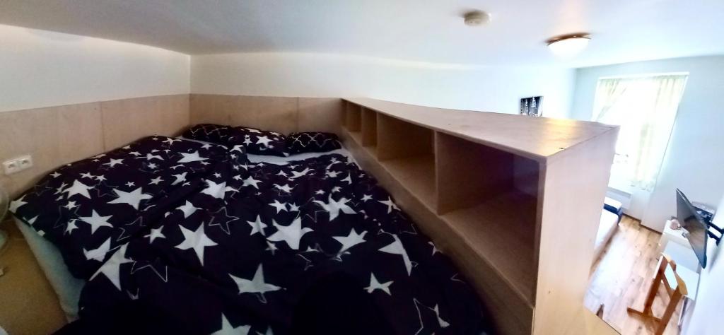 Un dormitorio con una cama con estrellas. en Karlin Cozy Studio en Praga